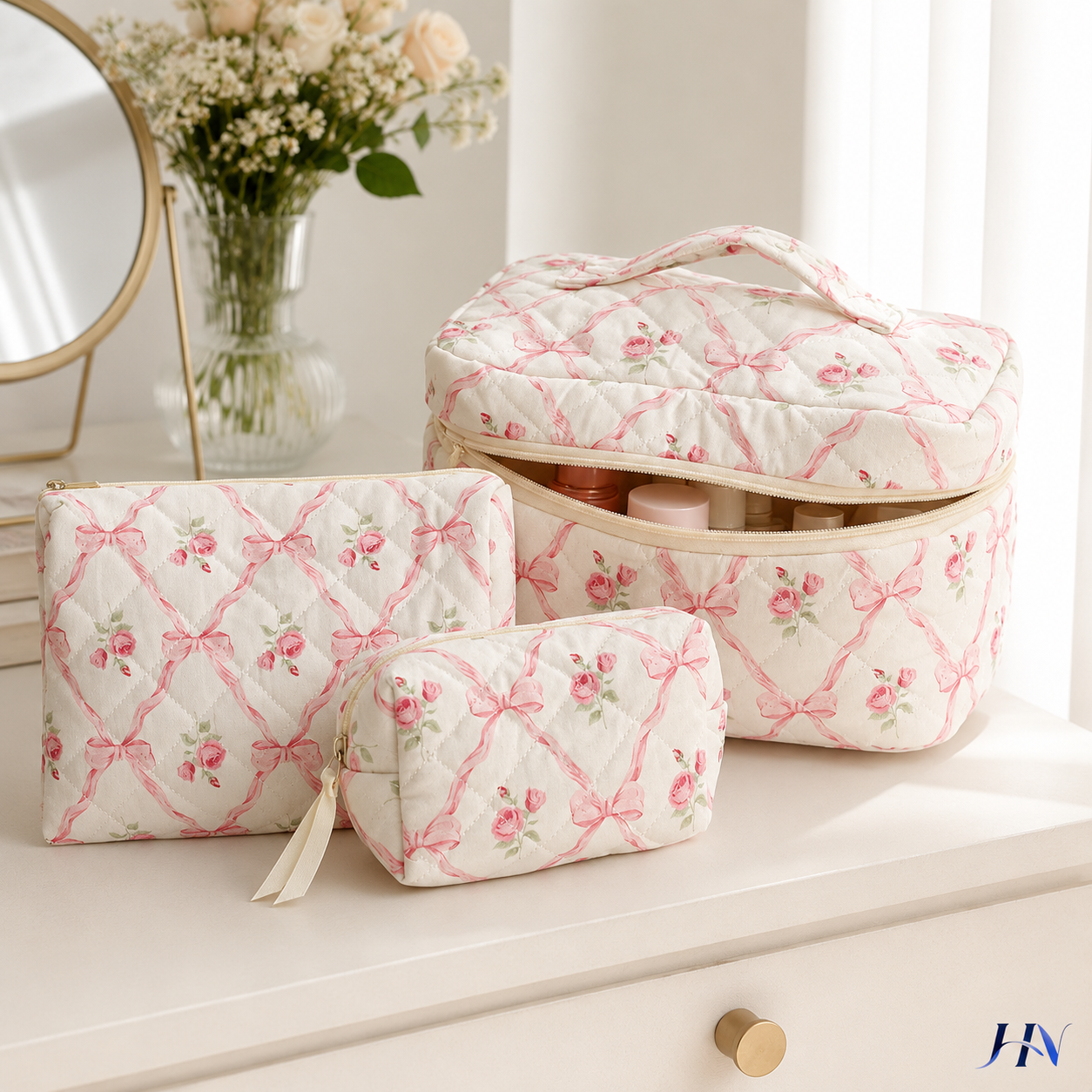 Nécessaire Matelassê Floral com Laços – Bolsa Organizadora Feminina