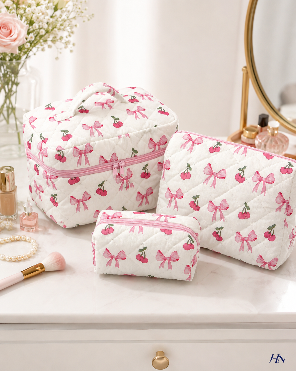 Nécessaire Premium Matelassê Cherry Bow – Bolsa Organizadora Feminina com Zíper