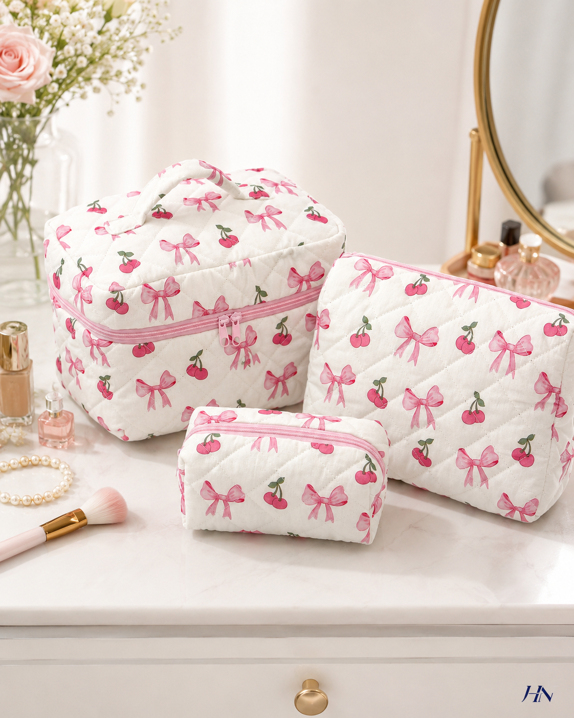 Nécessaire Premium Matelassê Cherry Bow – Bolsa Organizadora Feminina com Zíper