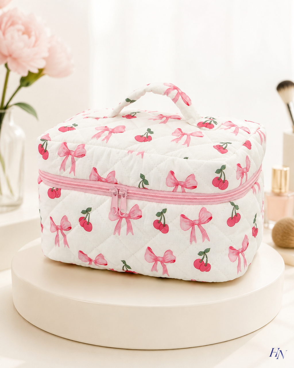 Nécessaire Premium Matelassê Cherry Bow – Bolsa Organizadora Feminina com Zíper