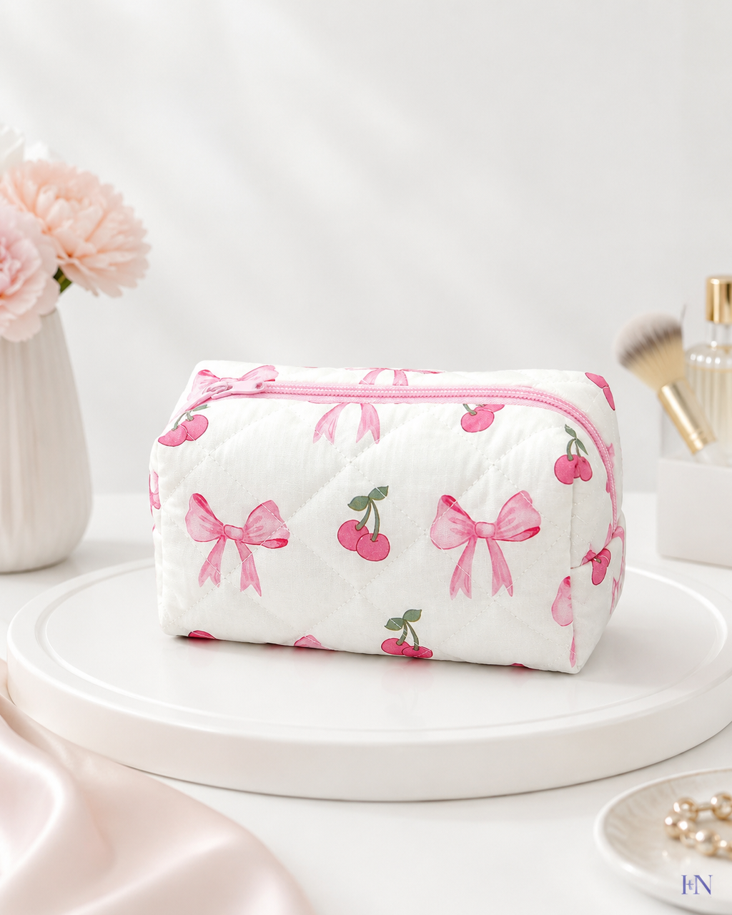 Nécessaire Premium Matelassê Cherry Bow – Bolsa Organizadora Feminina com Zíper