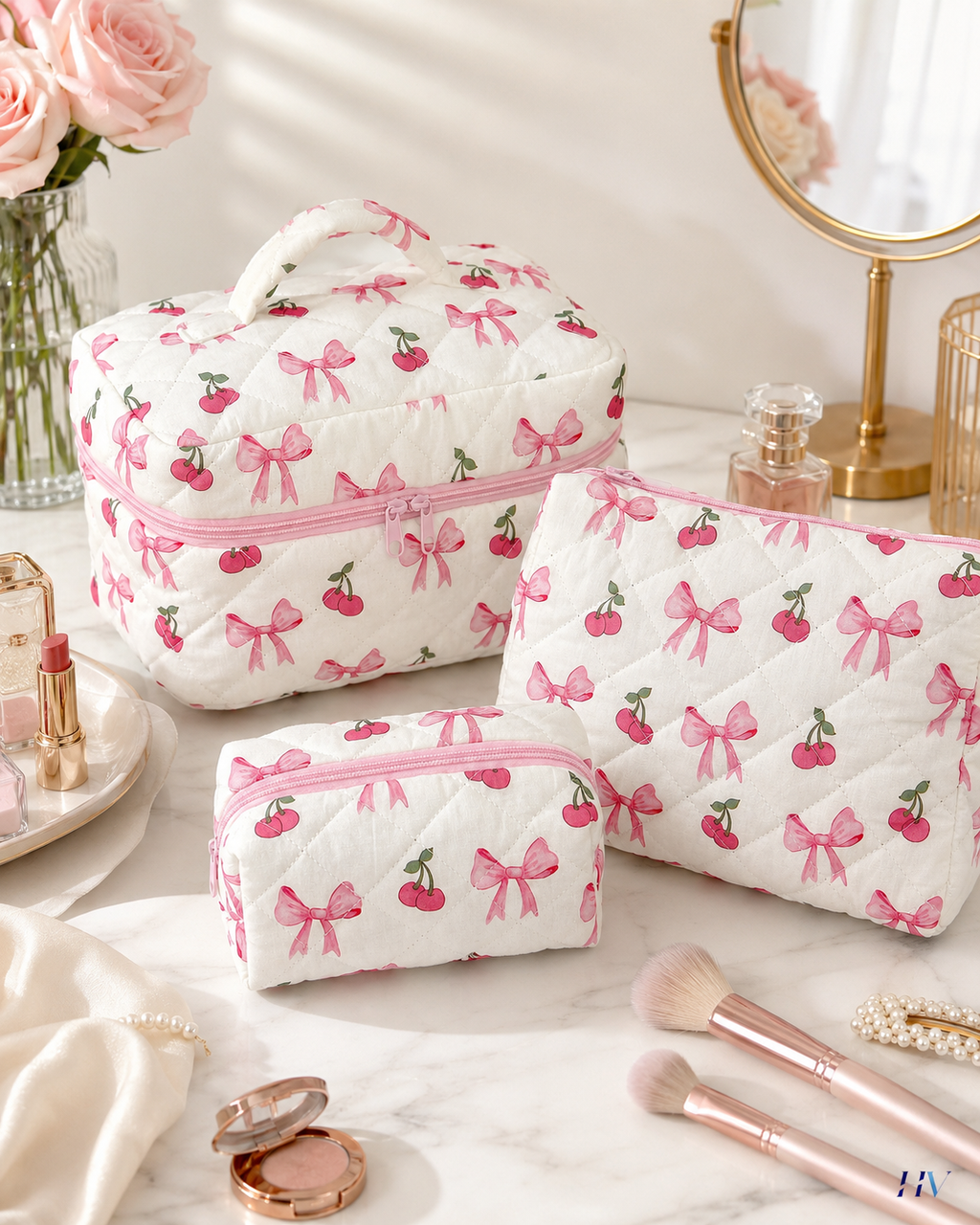Nécessaire Premium Matelassê Cherry Bow – Bolsa Organizadora Feminina com Zíper